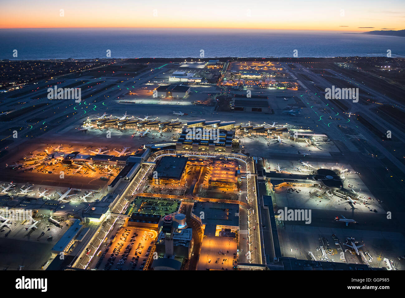 Luftaufnahme der Flugzeuge geparkt in Flughafen gates Stockfoto
