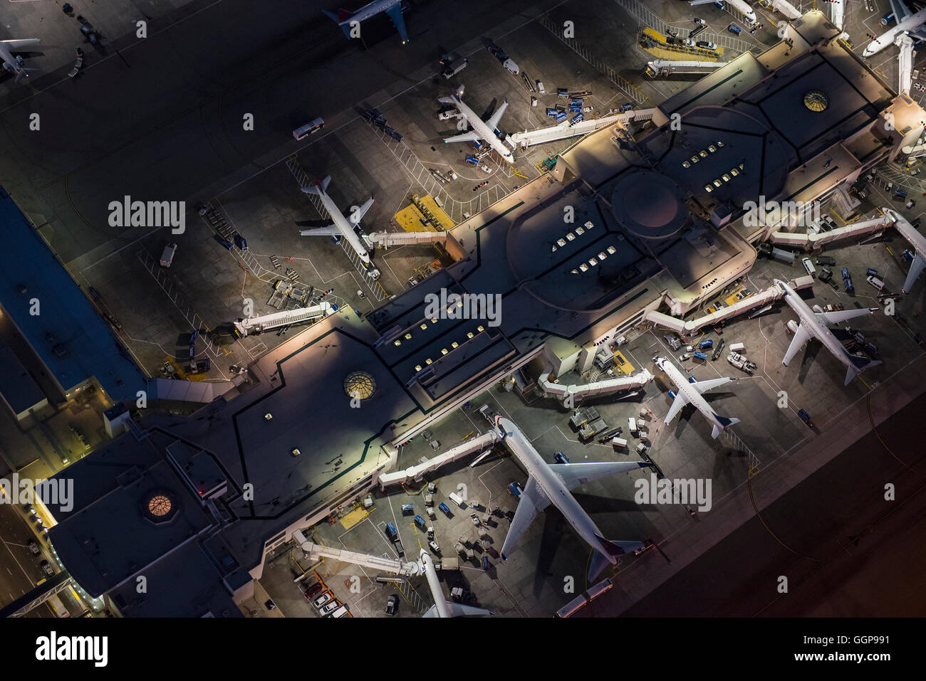 Luftaufnahme der Flugzeuge geparkt in Flughafen gates Stockfoto