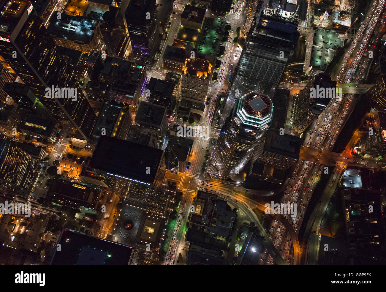 Luftaufnahme von Los Angeles Stadtbild beleuchtet in der Nacht, California, Vereinigte Staaten Stockfoto
