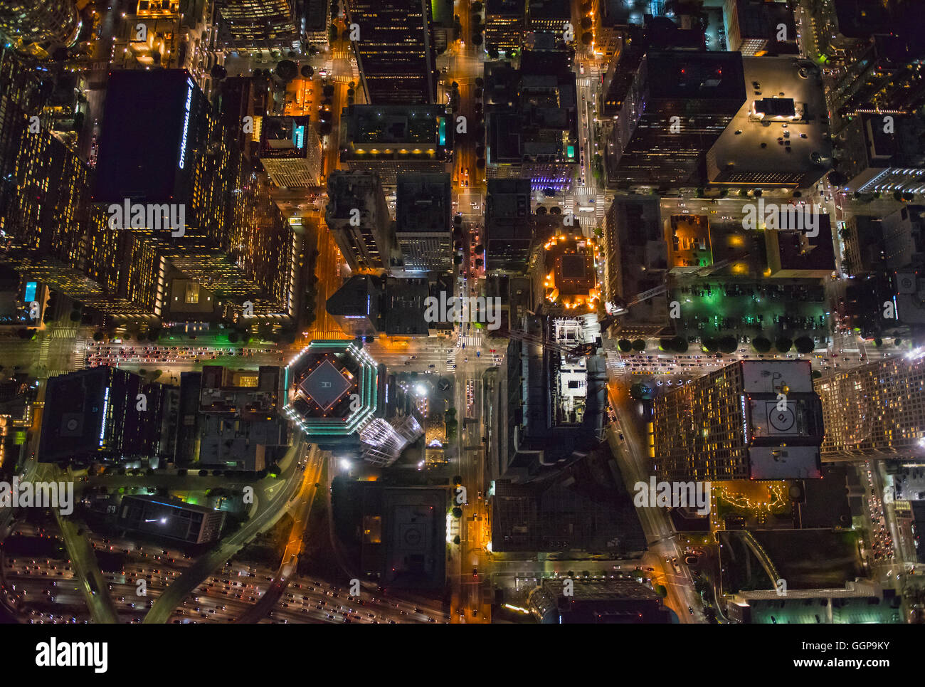 Luftaufnahme von Los Angeles Stadtbild beleuchtet in der Nacht, California, Vereinigte Staaten Stockfoto