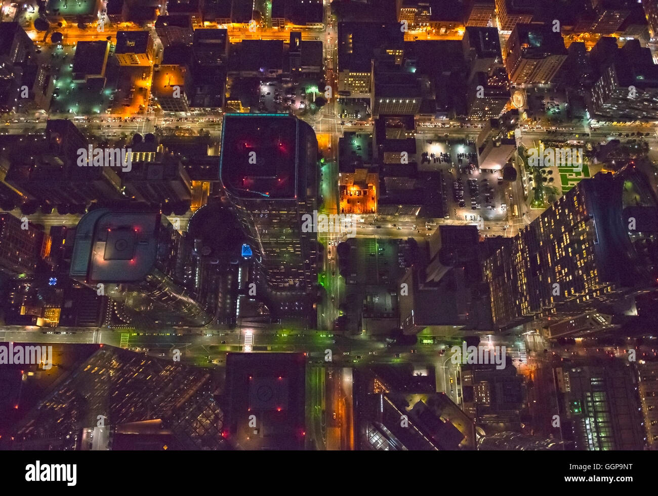Luftaufnahme von Los Angeles Stadtbild beleuchtet in der Nacht, California, Vereinigte Staaten Stockfoto