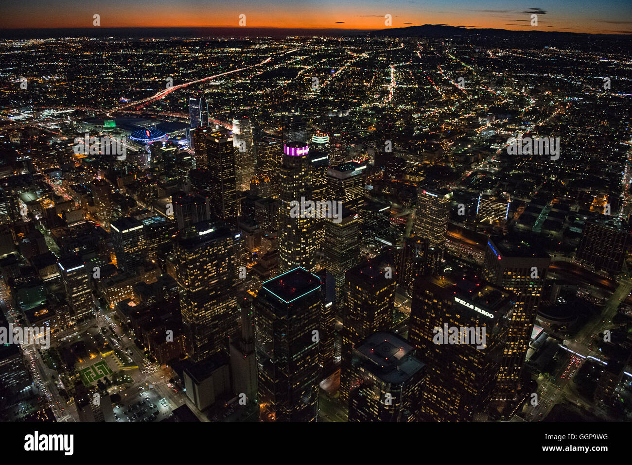 Luftaufnahme von Los Angeles Stadtbild beleuchtet in der Nacht, California, Vereinigte Staaten Stockfoto