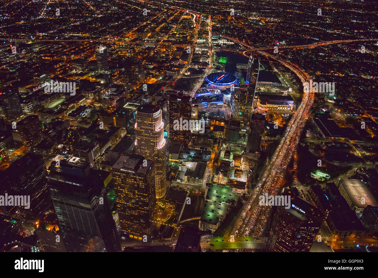 Luftaufnahme von Los Angeles Stadtbild beleuchtet in der Nacht, California, Vereinigte Staaten Stockfoto
