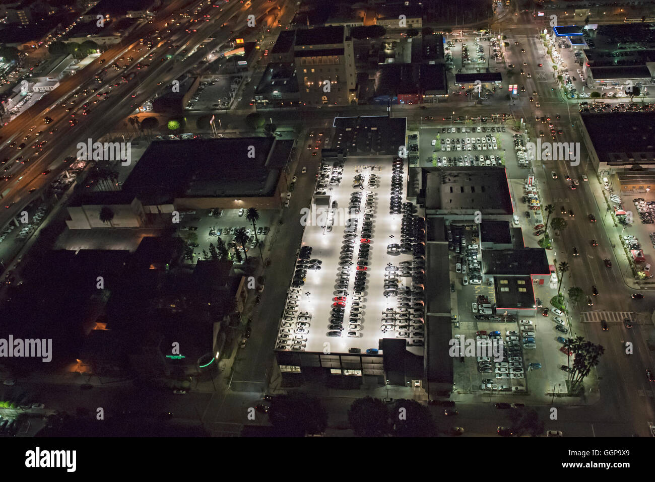 Luftaufnahme des Dach-Parkplatz nachts beleuchtet Stockfoto