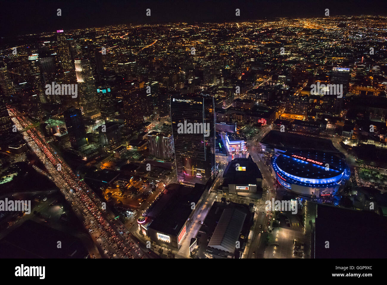 Luftaufnahme von Los Angeles Stadtbild beleuchtet in der Nacht, California, Vereinigte Staaten Stockfoto