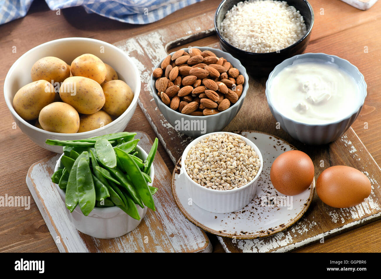 Vitamin H reiche Lebensmittel auf Holzbrett. Gesunde Ernährung essen.  Ansicht von oben Stockfotografie - Alamy