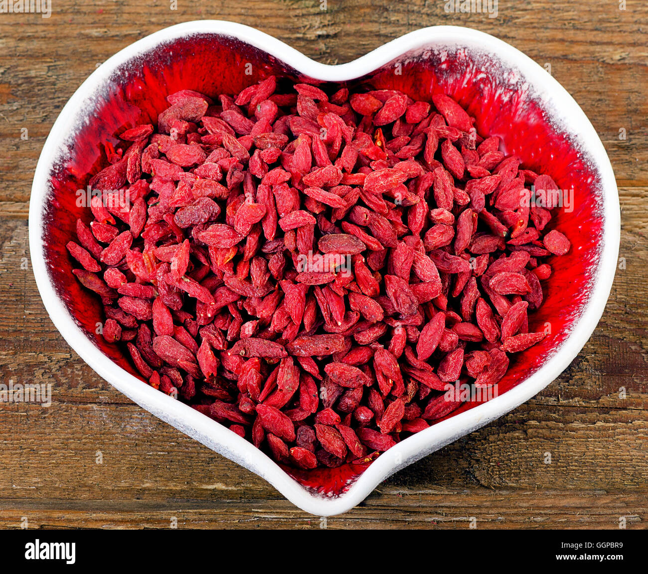 Goji-Beeren in einer Herz-Form-Schüssel. Gesunde Ernährung essen. Superfood Stockfoto