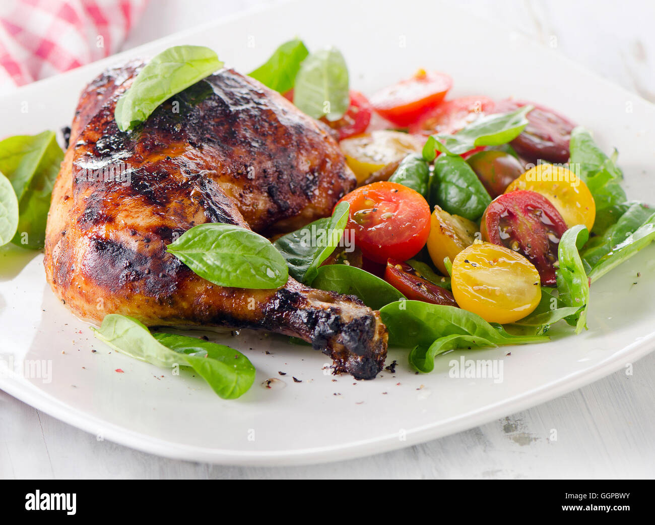 Gebratene Hühnerkeule mit frischem Gemüse. Selektiven Fokus Stockfoto