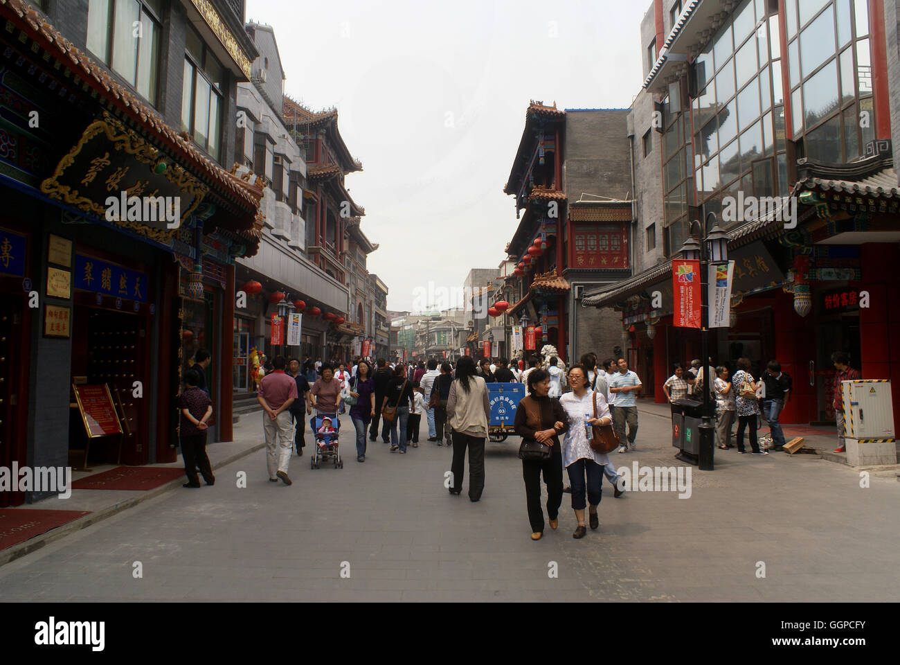 Qianmen, im Stadtteil Chongwen, ist eines Pekings am besten erhaltenen Viertel der historischen Stätten. Peking - China. Stockfoto