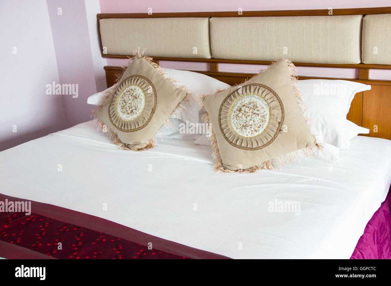 Reinigen Sie Vintage-orientalischen Stil Doppelbett Größe im Schlafzimmer. Stockfoto