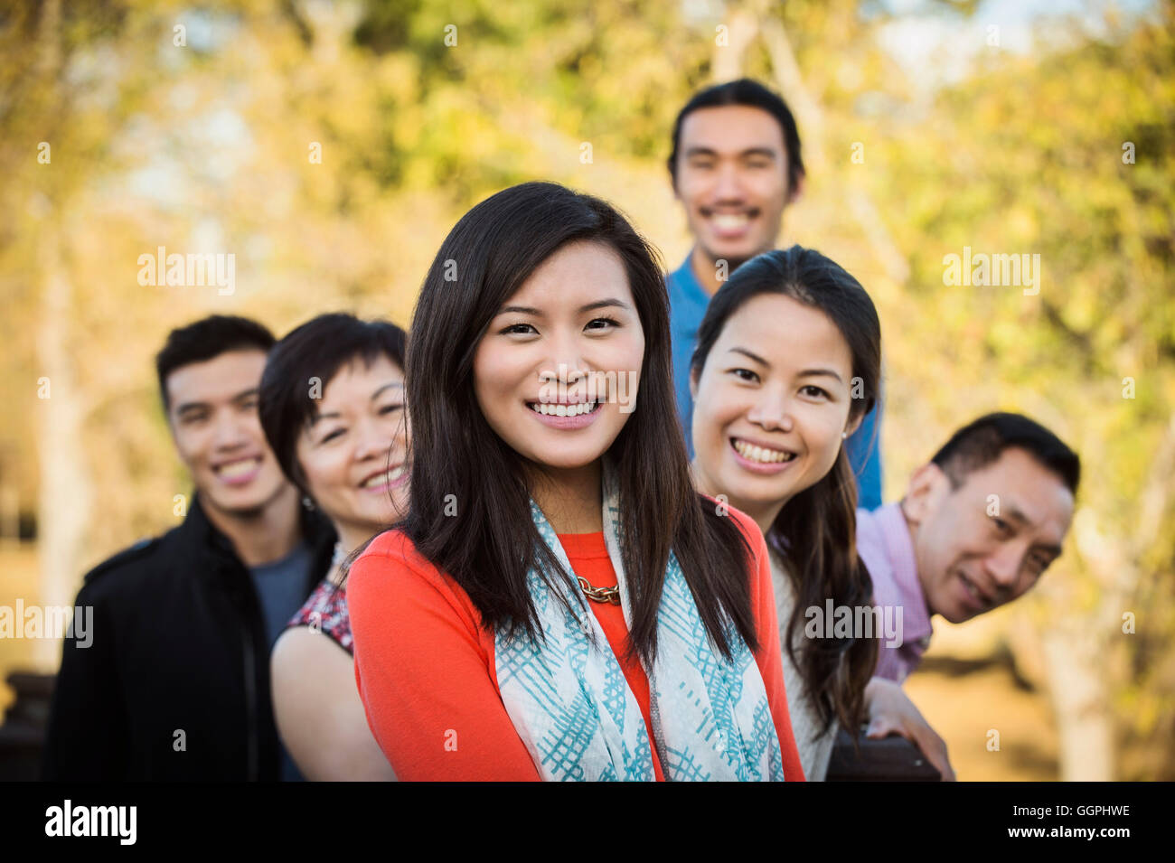 Chinesische Familie lächelnd im freien Stockfoto