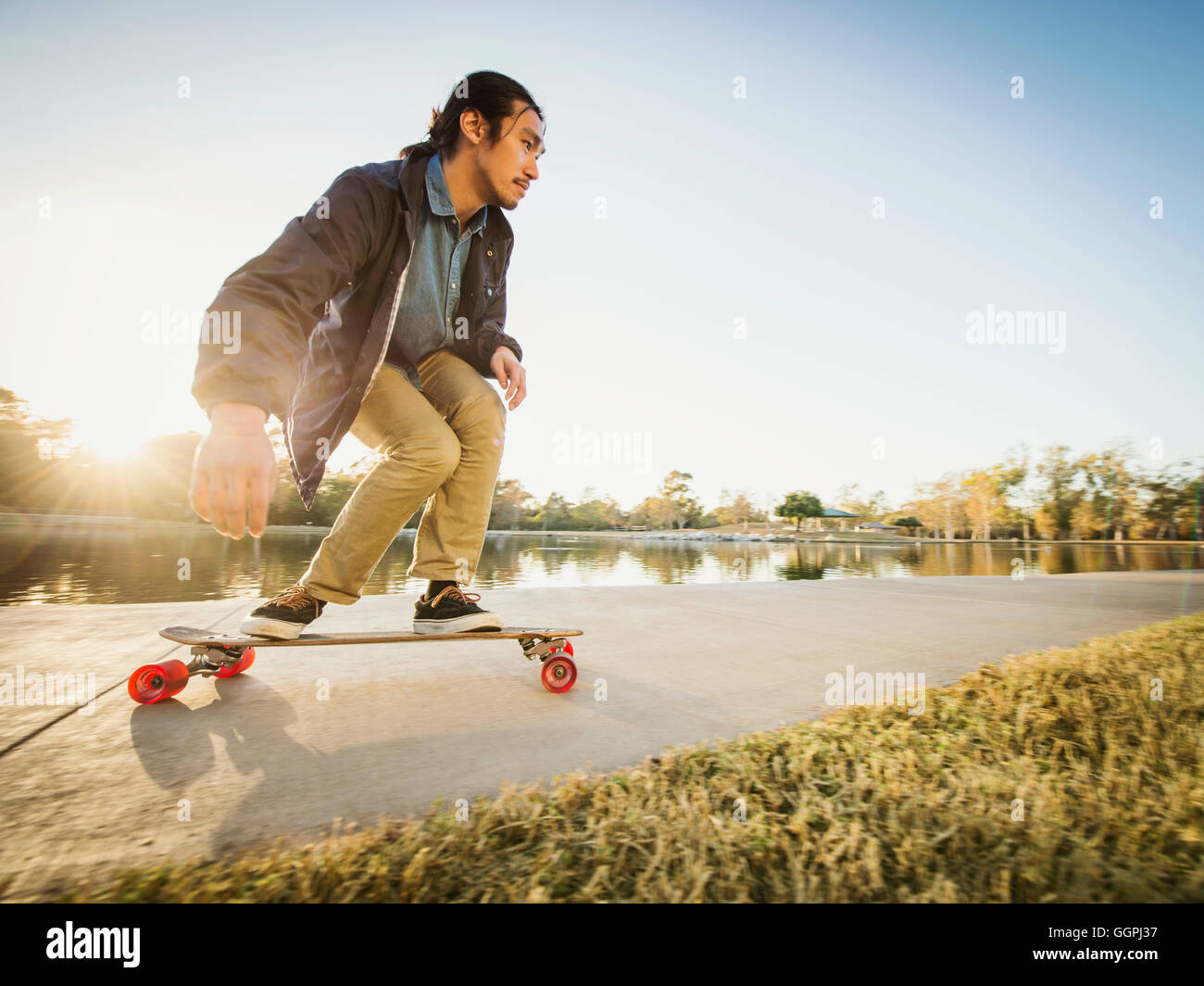 Chinesischer Mann Skateboard park Stockfoto