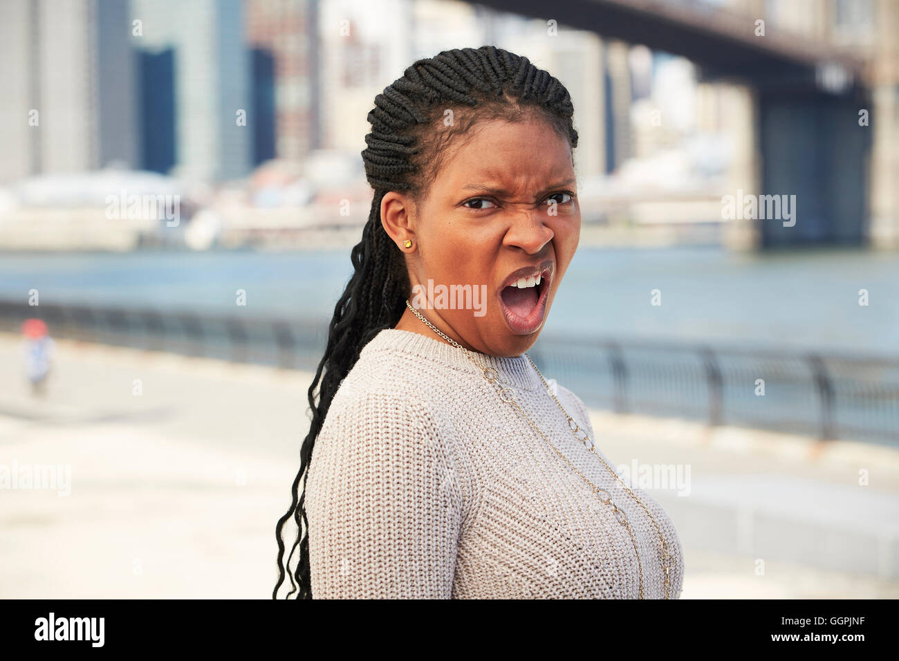 Schwarze Frau mit angewidert Haltung im waterfront Stockfoto