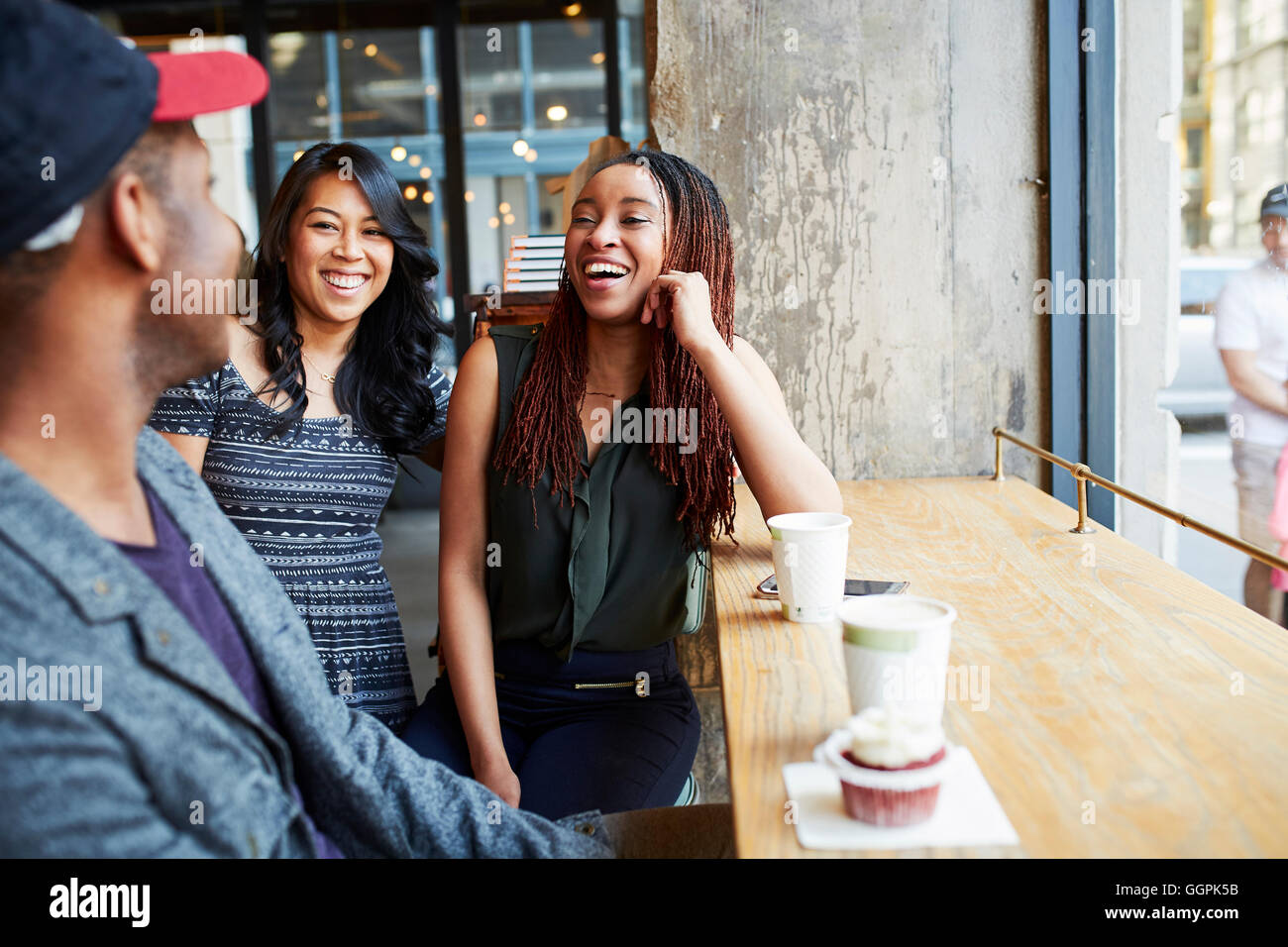 Freunde lachen in Coffee-shop Stockfoto