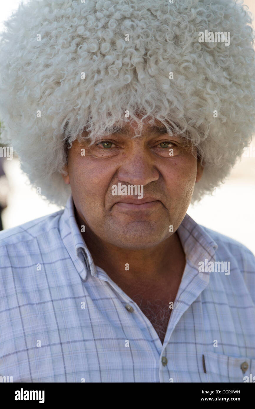 Mann mit traditionellen lokalen Hut, bekannt als Tilpak in Chiwa, Usbekistan. Stockfoto