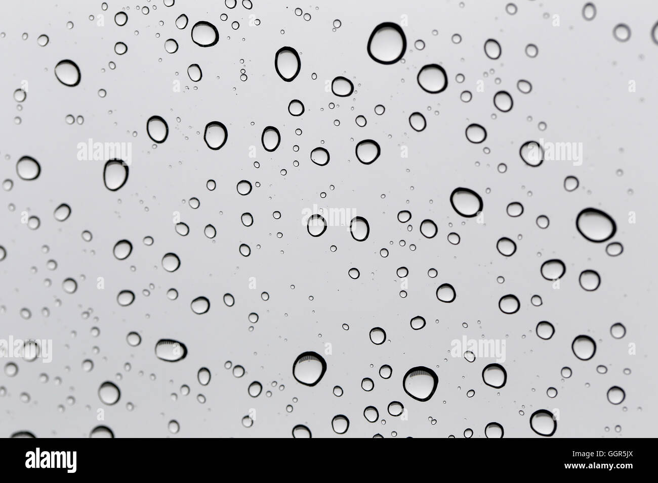 Tropfen Sie Wasser für den Hintergrund auf Glas Autofenster zu abstrakten Design und Natur-Kulisse. Stockfoto