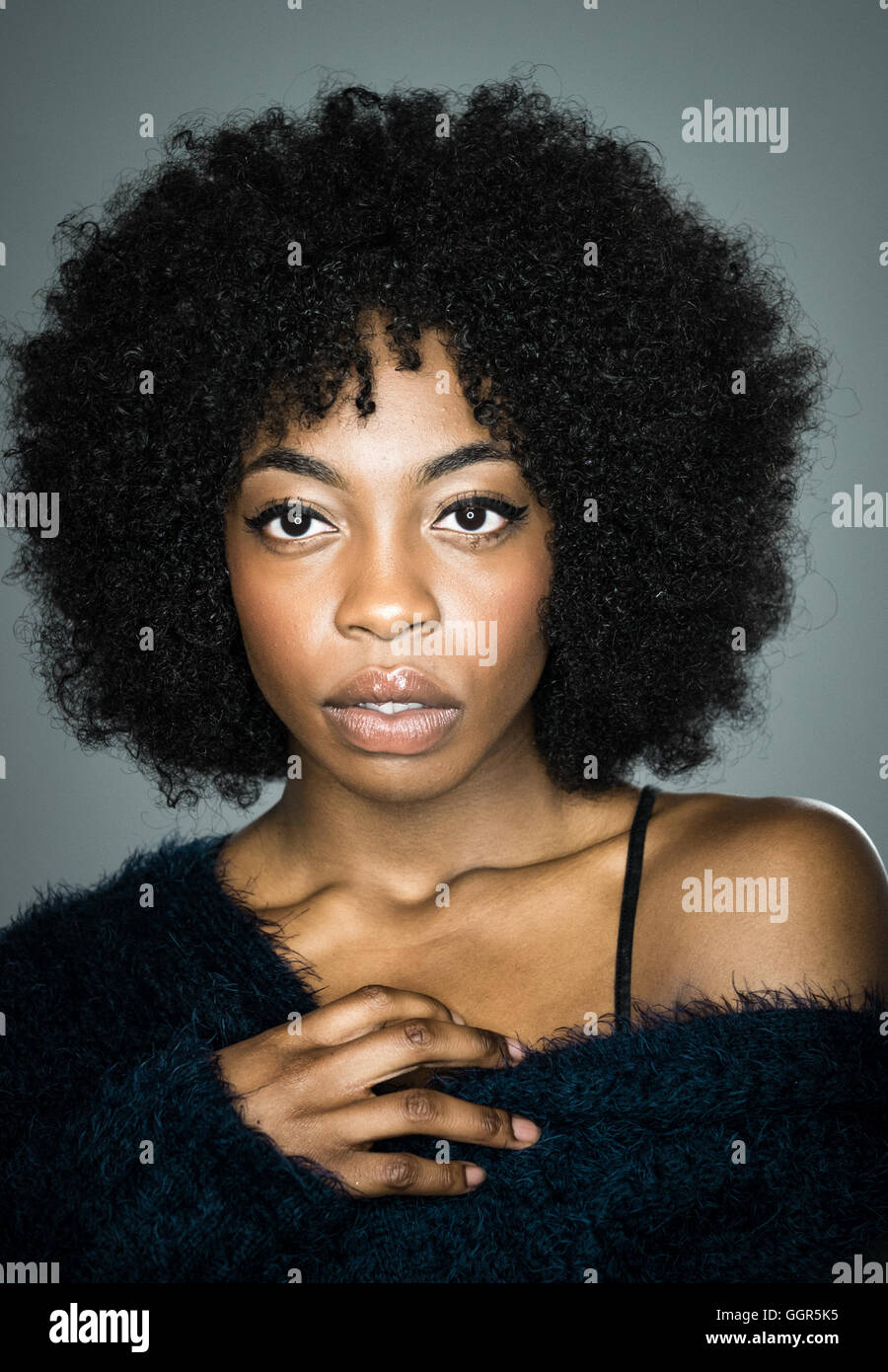 Das junge Afro Caribbean Model posiert für ein Porträt in einem Studio mit einem Ringlicht Stockfoto