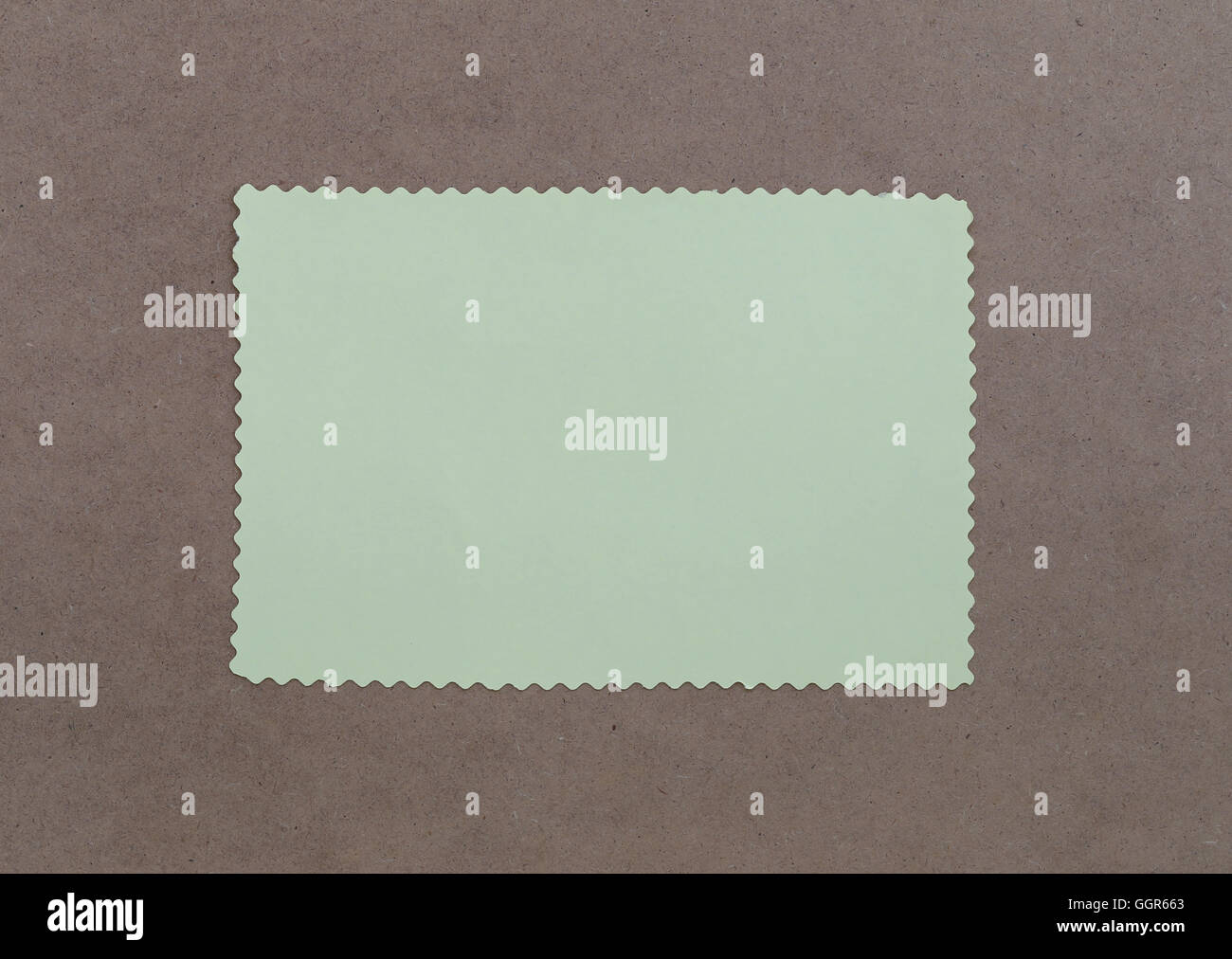 Papier-Schuldbrief ist leerer Raum auf braun Holz für Design-Hintergrund und Sie können Text darauf geben. Stockfoto