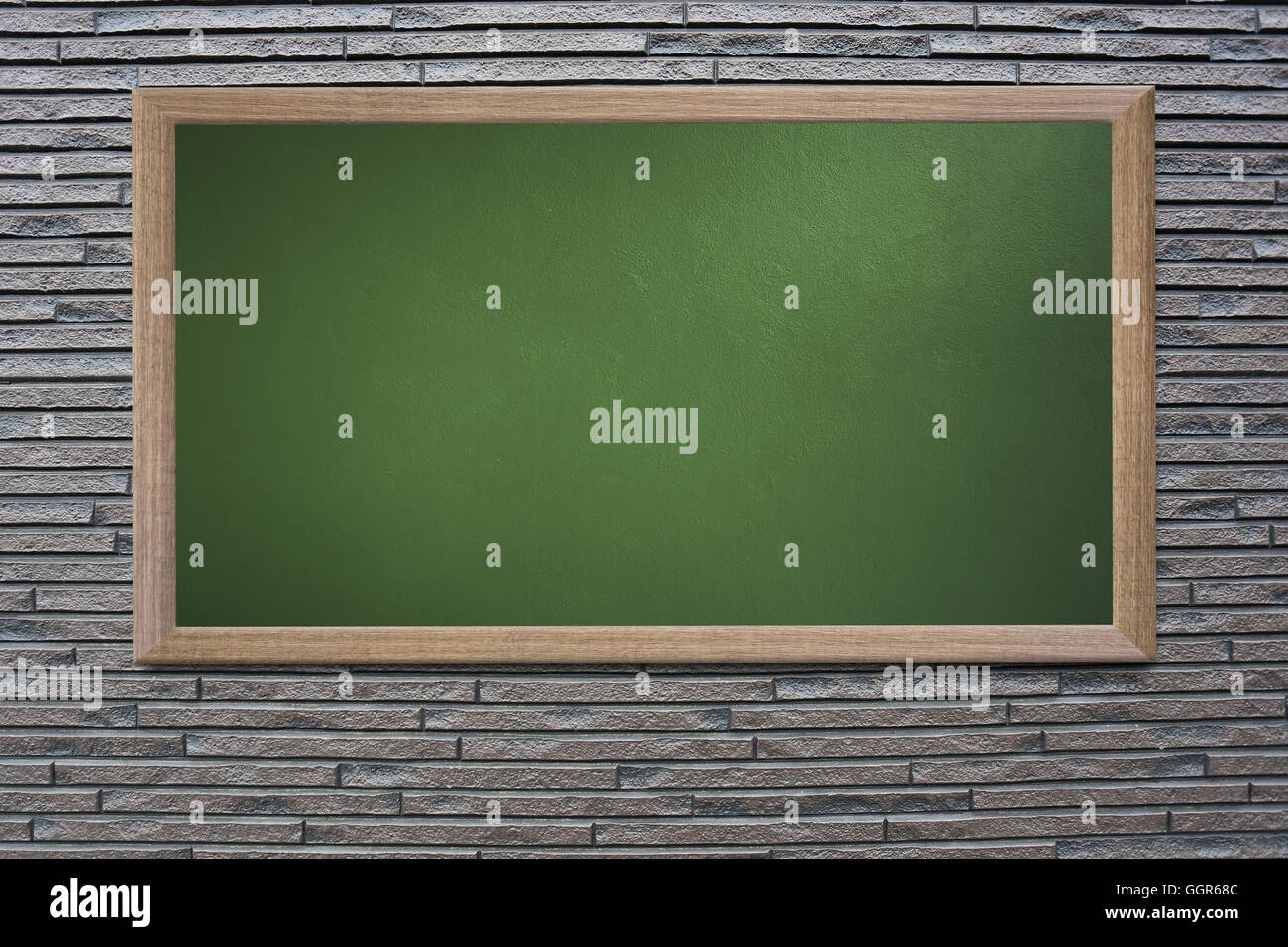 Leere alte Schultafel auf ein Grunge-Wand und kann geben Sie Text oder Daten an Holzrahmen für Bildungskonzept. Stockfoto