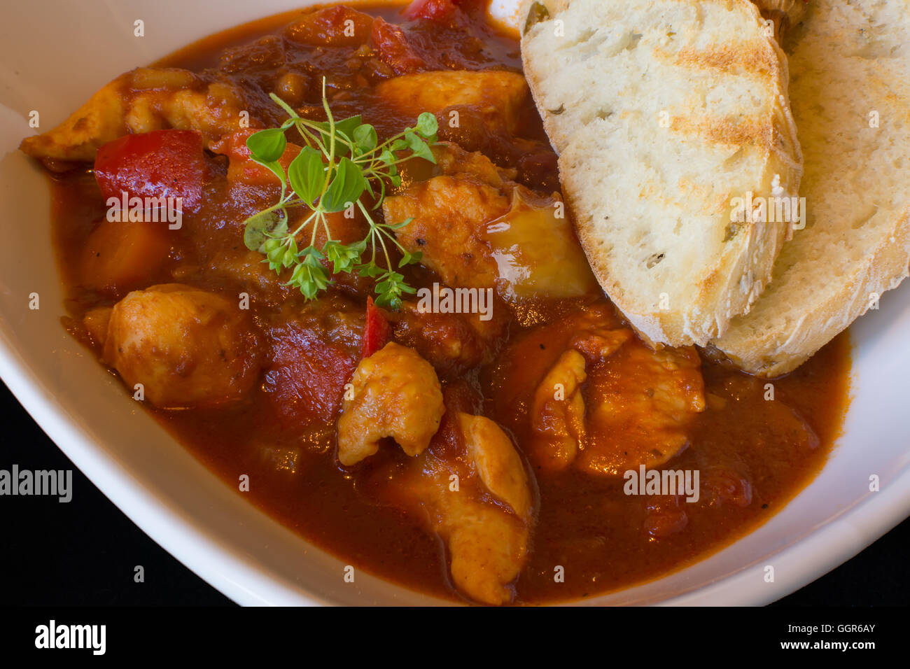 Hausgemachte Gulaschsuppe. Eintopf mit frisch geröstetem Brot. Traditionelle ungarische Gulasch essen. Stockfoto