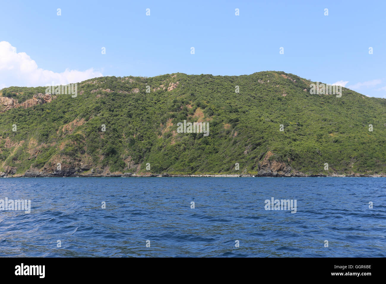 Insel und blauer Himmel an einem schönen Wetter touristische Attraktionen in Thailand. Stockfoto
