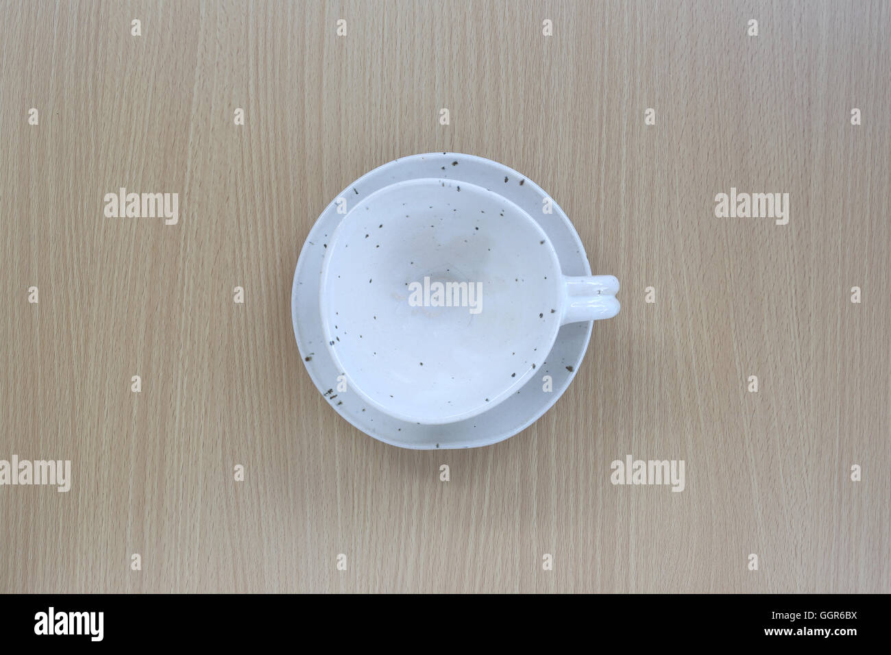 Weiße Kaffeetasse in der Draufsicht auf Holz Hintergrund für Design-Konzept Essen. Stockfoto