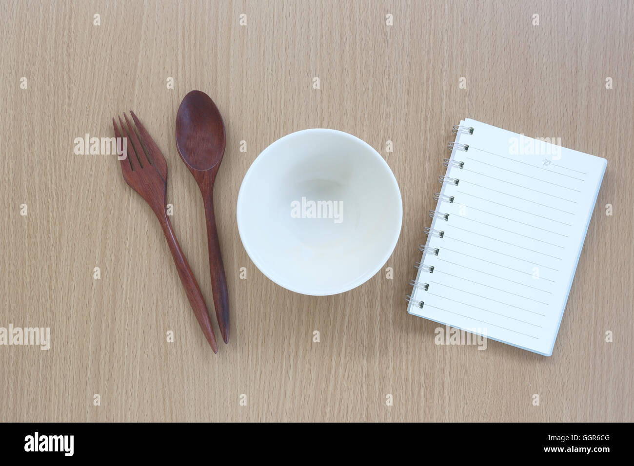 Küchenutensilien und Notizbuch auf Holz Hintergrund für Design Konzept in Essen. Stockfoto