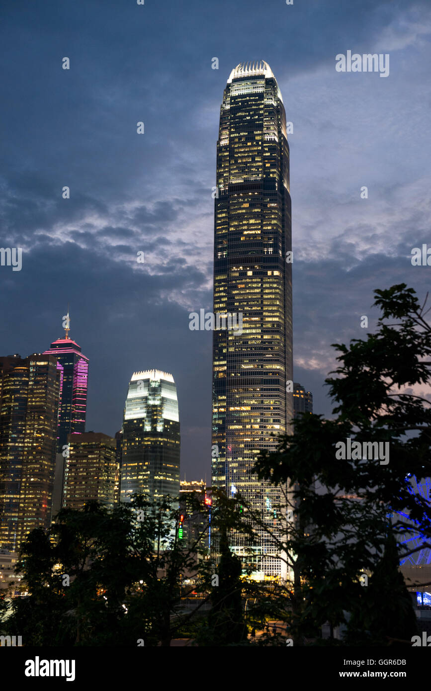 Hong Kong, Hong Kong SAR,China.21st September 2015 Lichter der Skyline von Hong Kong. Das IFC zwei Gebäude dominiert der skyli Stockfoto