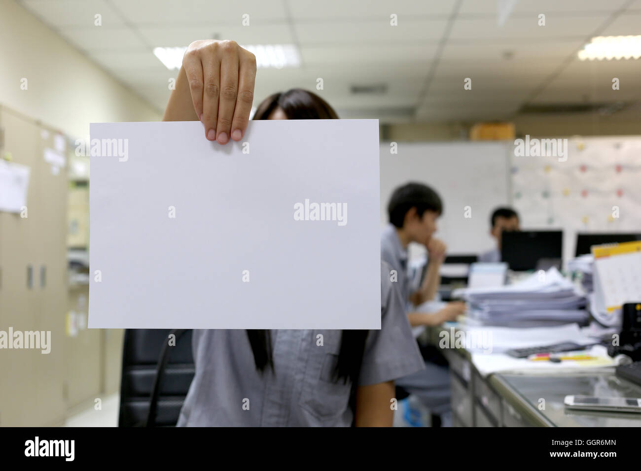 Frau Hand hält ein leeres weißes Papier für Eingabetext Designkonzepte Hintergrund. Stockfoto