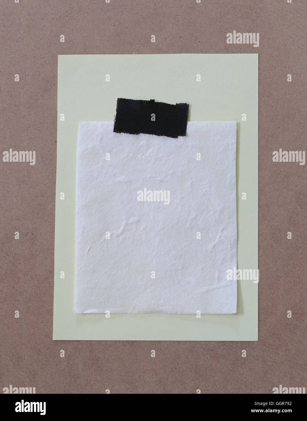 Papier-Schuldbrief ist leerer Raum auf braun Holz für Design-Hintergrund und Sie können Text darauf geben. Stockfoto