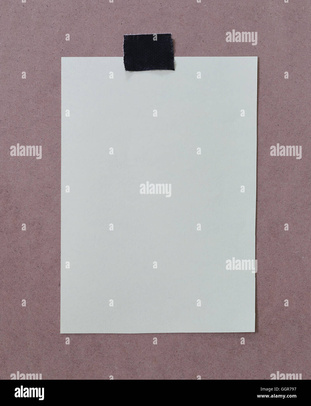 Papier-Schuldbrief ist leerer Raum auf braun Holz für Design-Hintergrund und Sie können Text darauf geben. Stockfoto