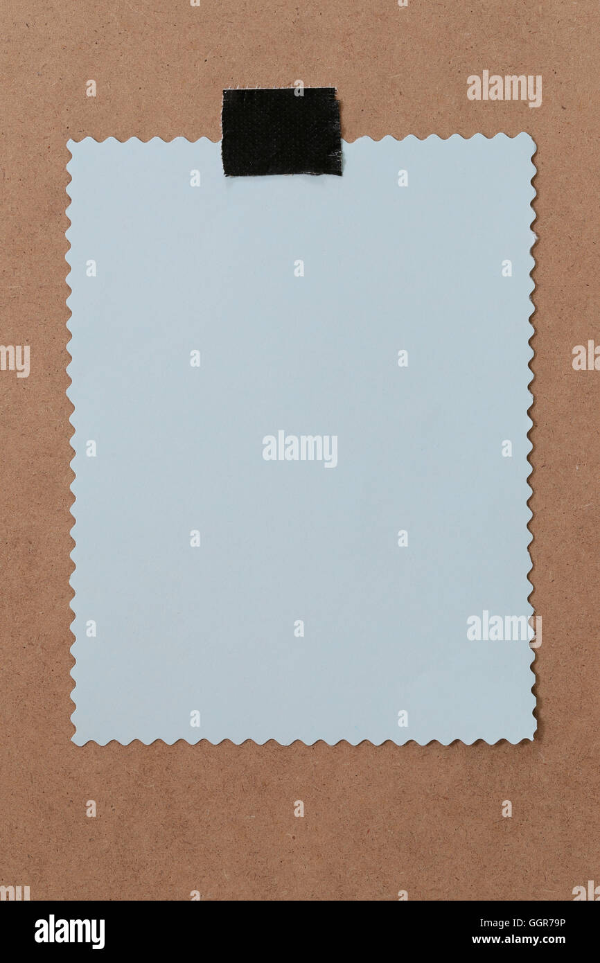 Papier-Schuldbrief ist leerer Raum auf braun Holz für Design-Hintergrund und Sie können Text darauf geben. Stockfoto