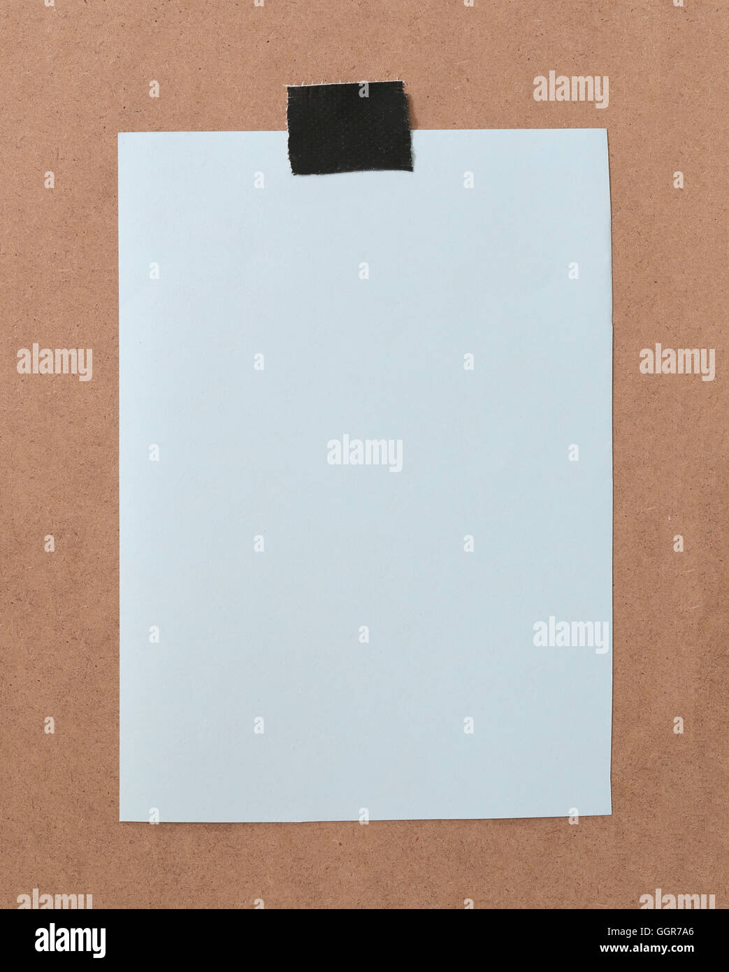 Papier-Schuldbrief ist leerer Raum auf braun Holz für Design-Hintergrund und Sie können Text darauf geben. Stockfoto