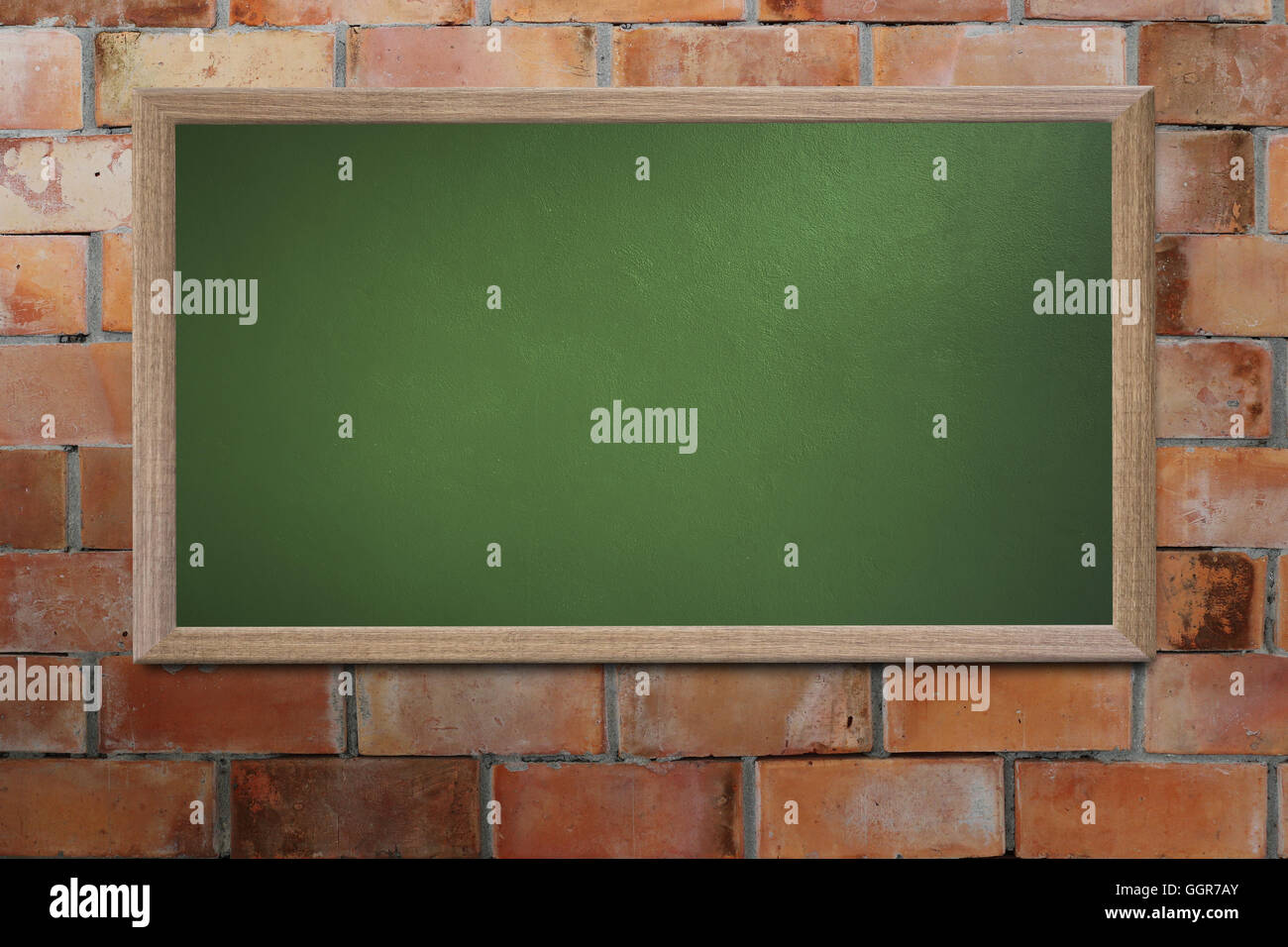 Leere alte Schultafel auf ein Grunge-Wand und kann geben Sie Text oder Daten an Holzrahmen für Bildungskonzept. Stockfoto