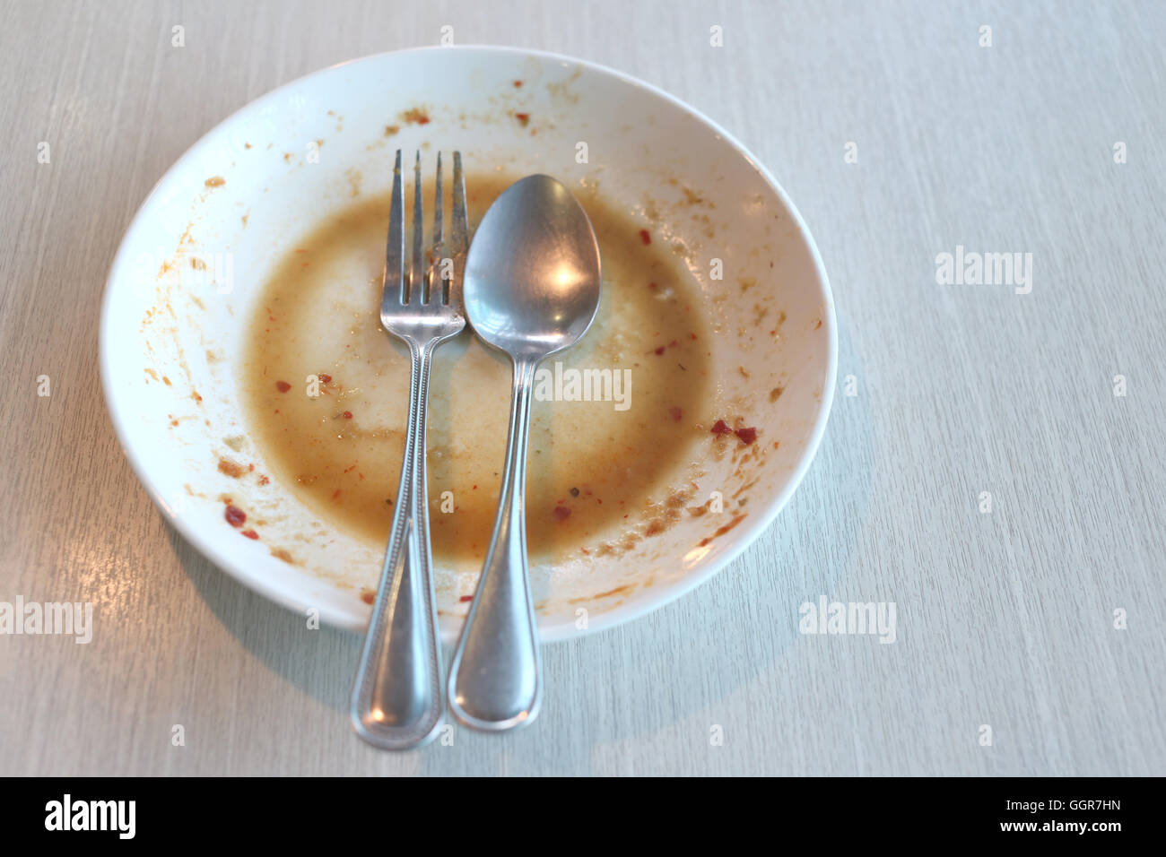 Weiße Schale schmutzig nach legen Sie ein Lebensmittel und Essen am Tisch im Restaurant fertig. Stockfoto