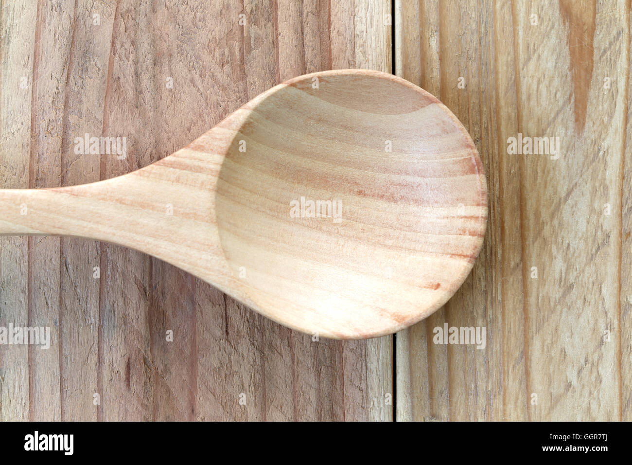 Holzlöffel auf Holzboden für die Design-Essen-Konzept-Hintergrund. Stockfoto