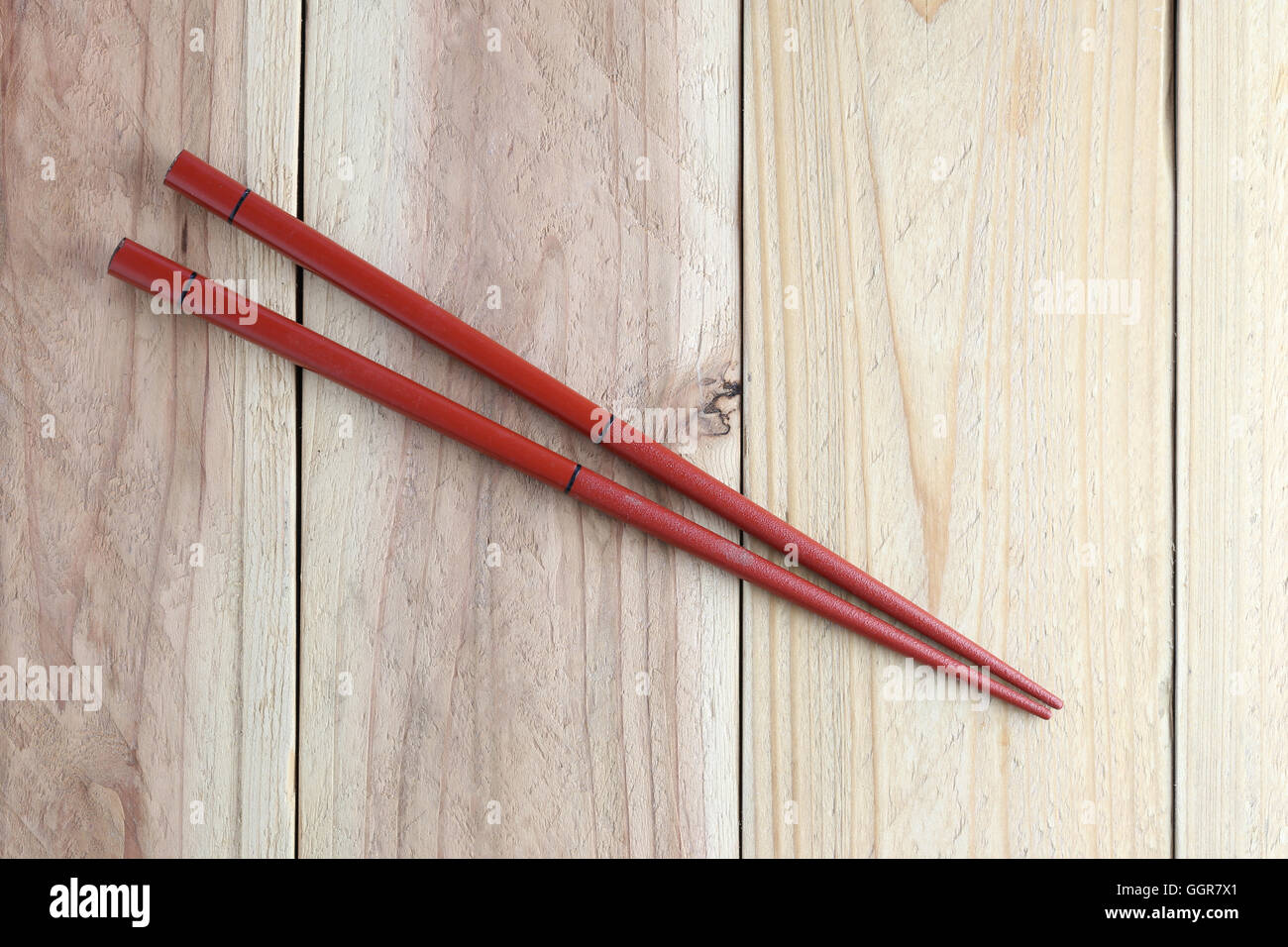 Roten Stäbchen Löffel auf Holzboden für die Design-Essen-Konzept-Hintergrund. Stockfoto