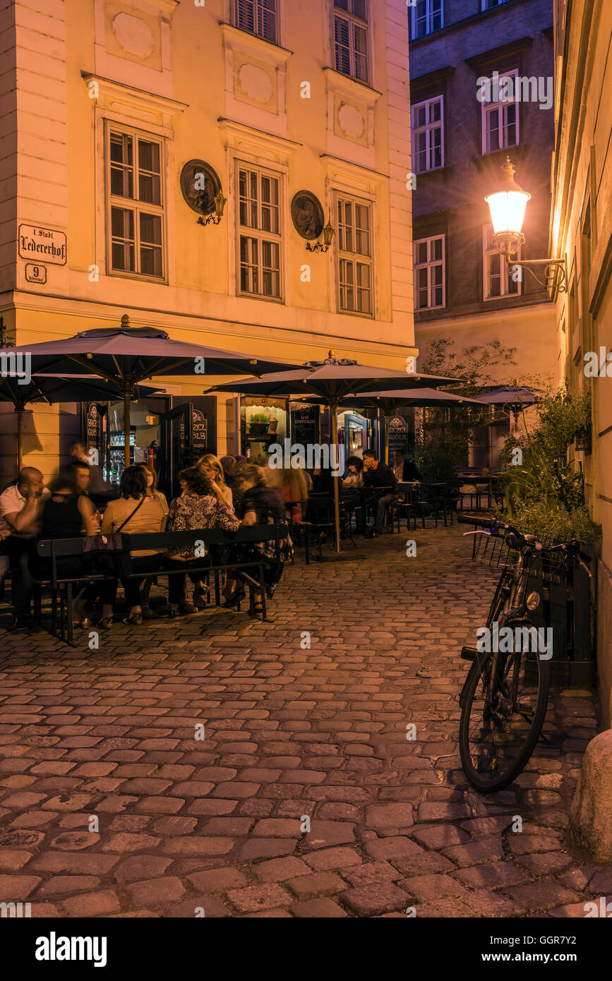 Nachtansicht der ein Restaurant im Freien, im historischen Zentrum, Wien, Österreich Stockfoto Nachtansicht der ein Restaurant im Freien, im historischen Zentrum, Wien, Österreich Stockfoto
