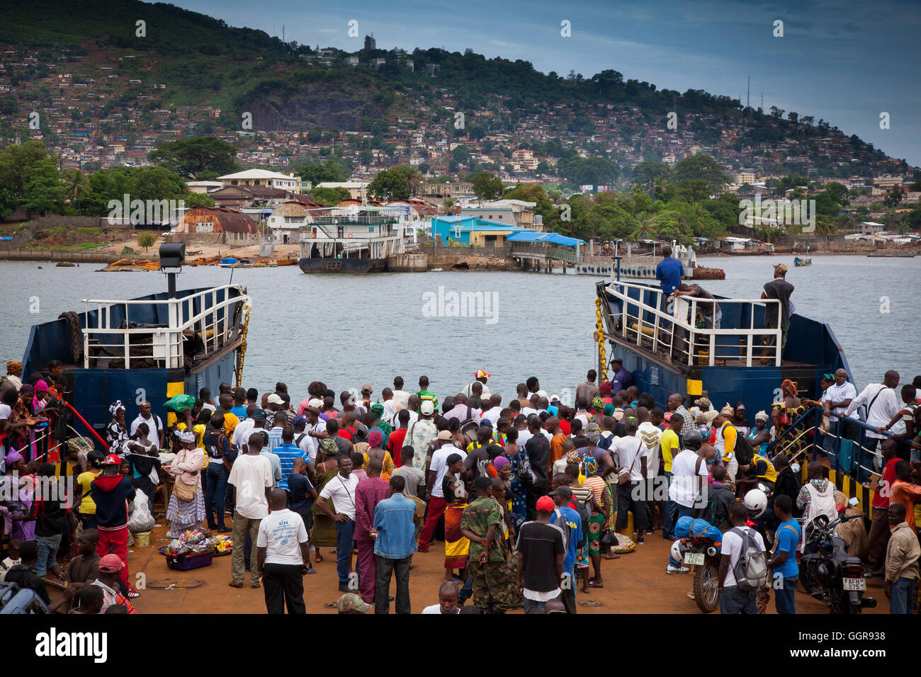 Freetown, Sierra Leone - 1. Juni 2013: Ankunft der Fähre in den Hafen von Freetown Stockfoto