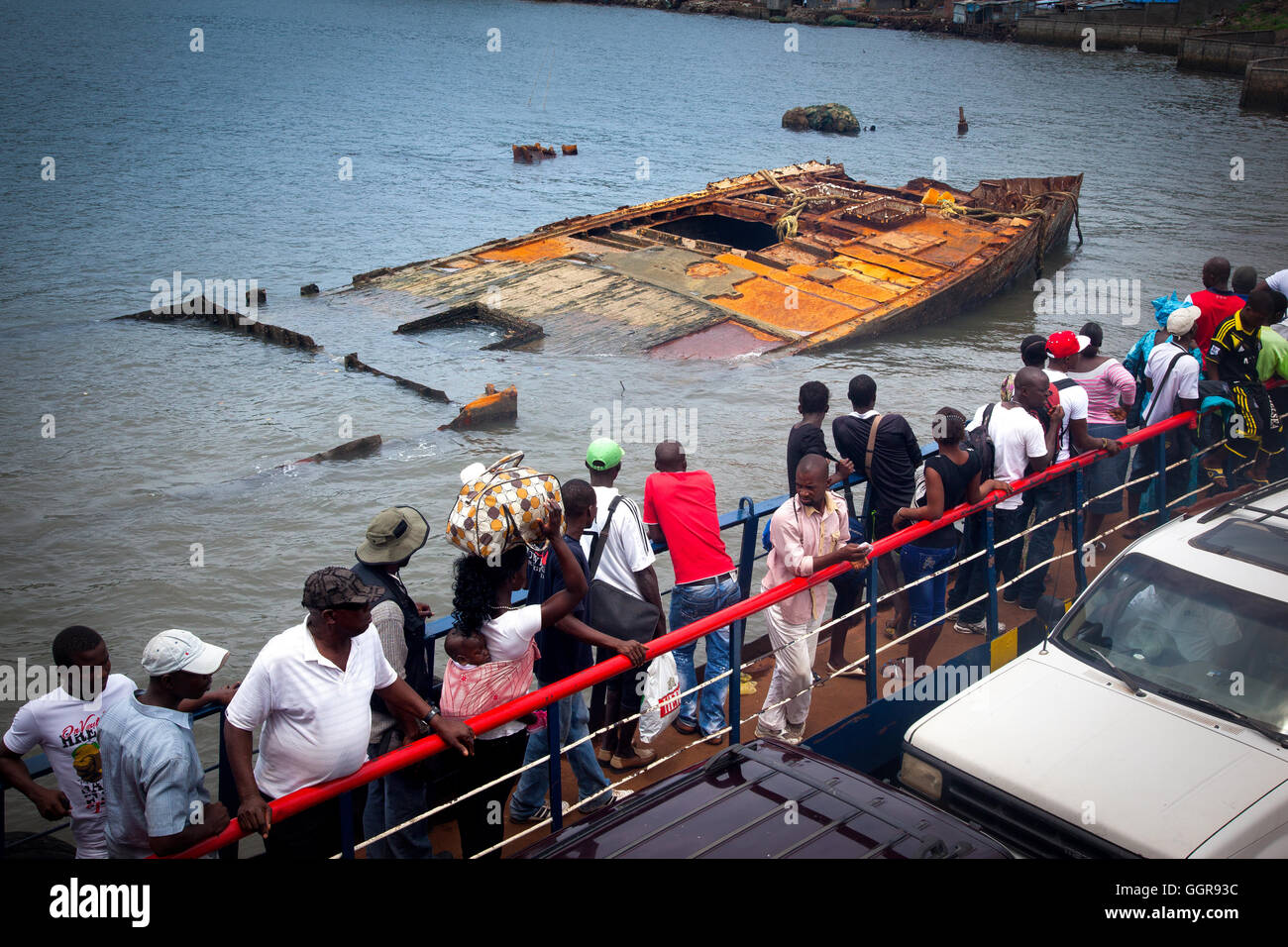 Freetown, Sierra Leone - 8. Juni 2013: Fähre nach Freetown, Schiff Auseinanderbrechen Stockfoto