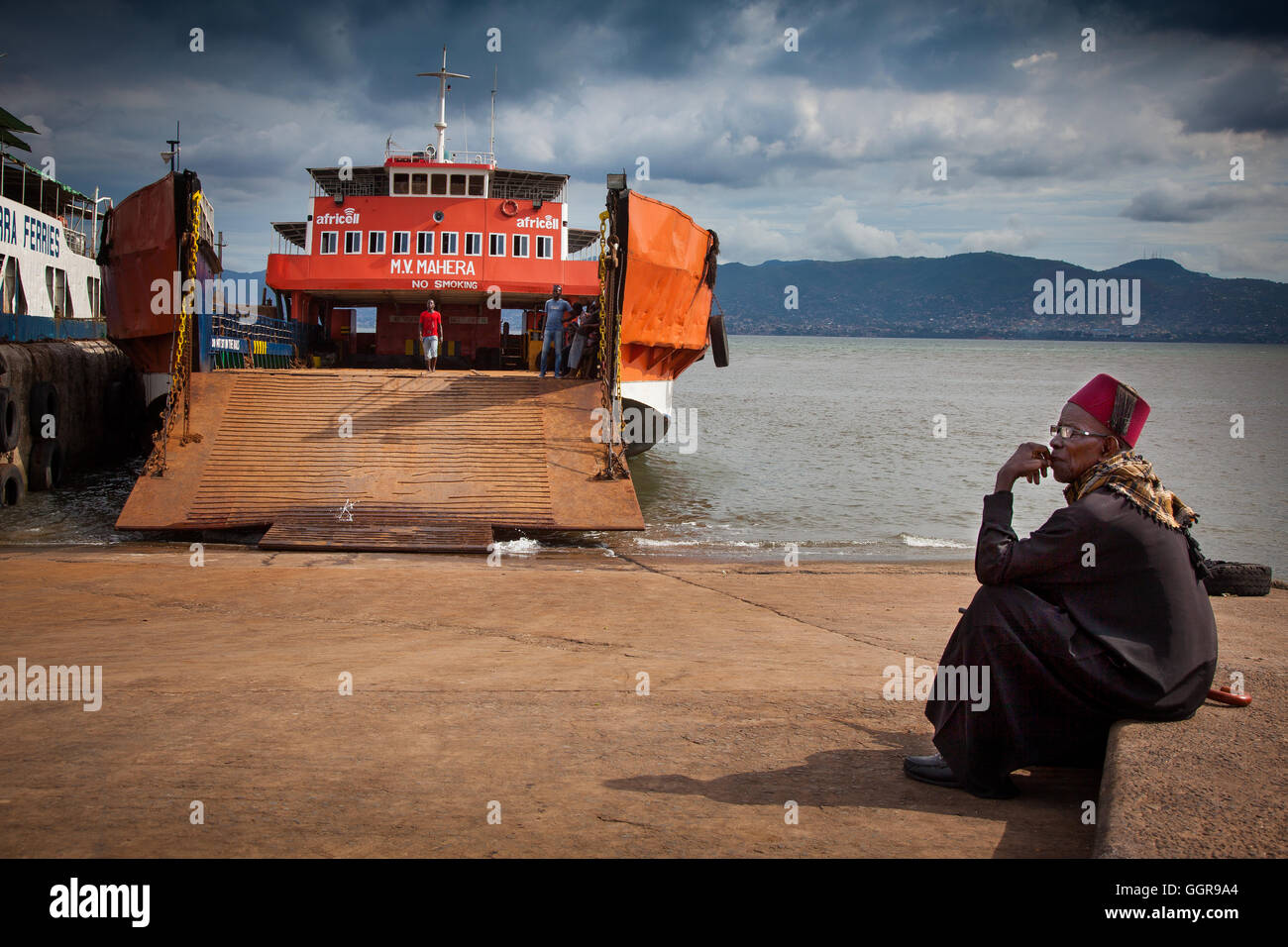 Freetown, Sierra Leone - 1. Juni 2013: warten auf die Fähre in den Hafen Stockfoto
