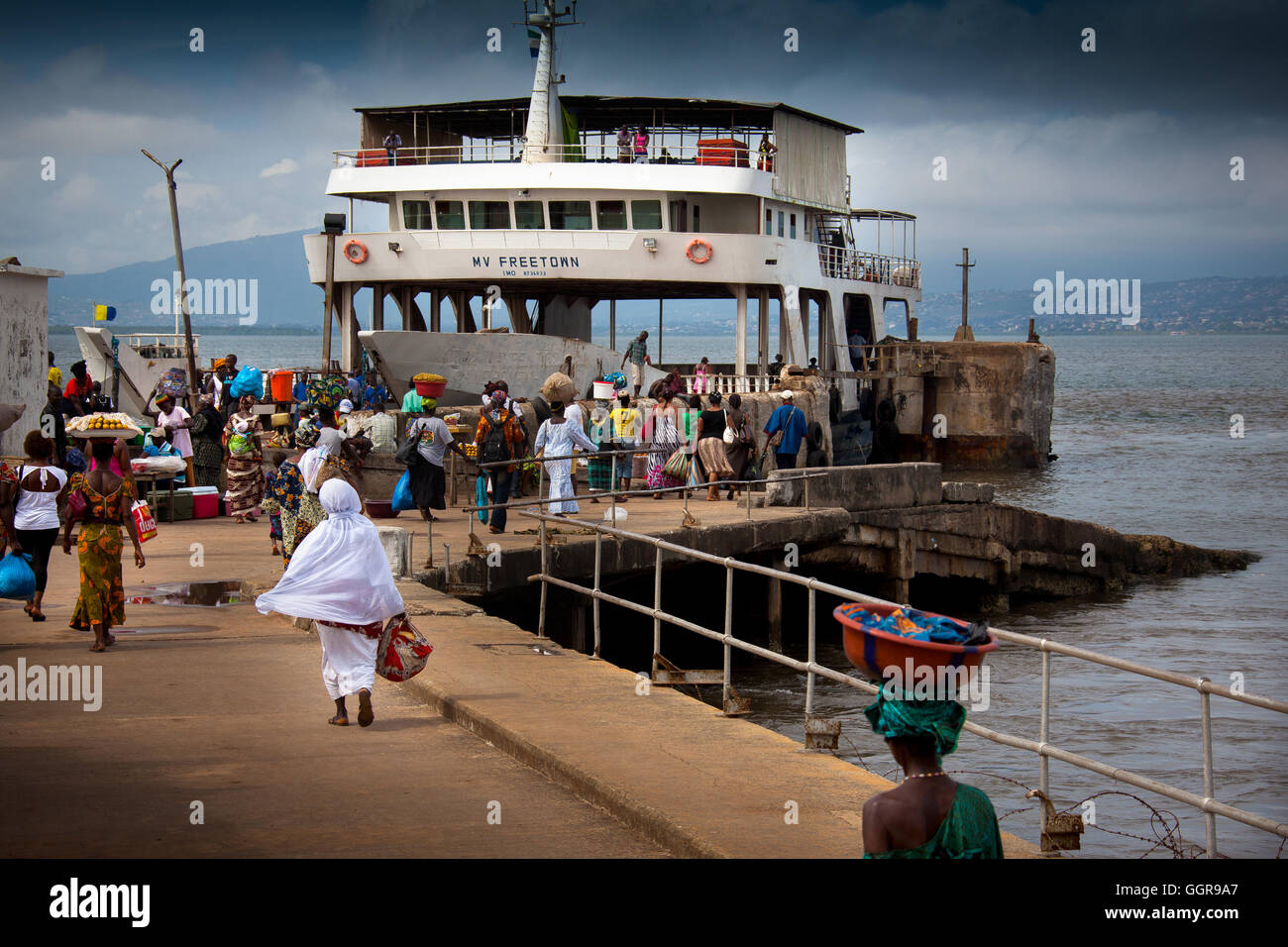 Freetown, Sierra Leone - 1. Juni 2013: warten auf die Fähre nach Freetown Stockfoto