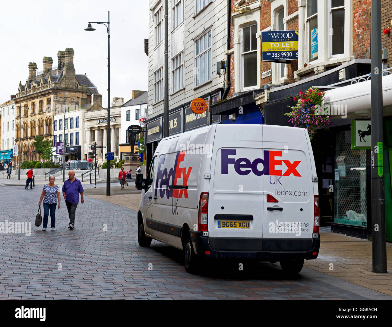 FedEx Lieferwagen im Stadtzentrum, Darlington, County Durham, England UK Stockfoto