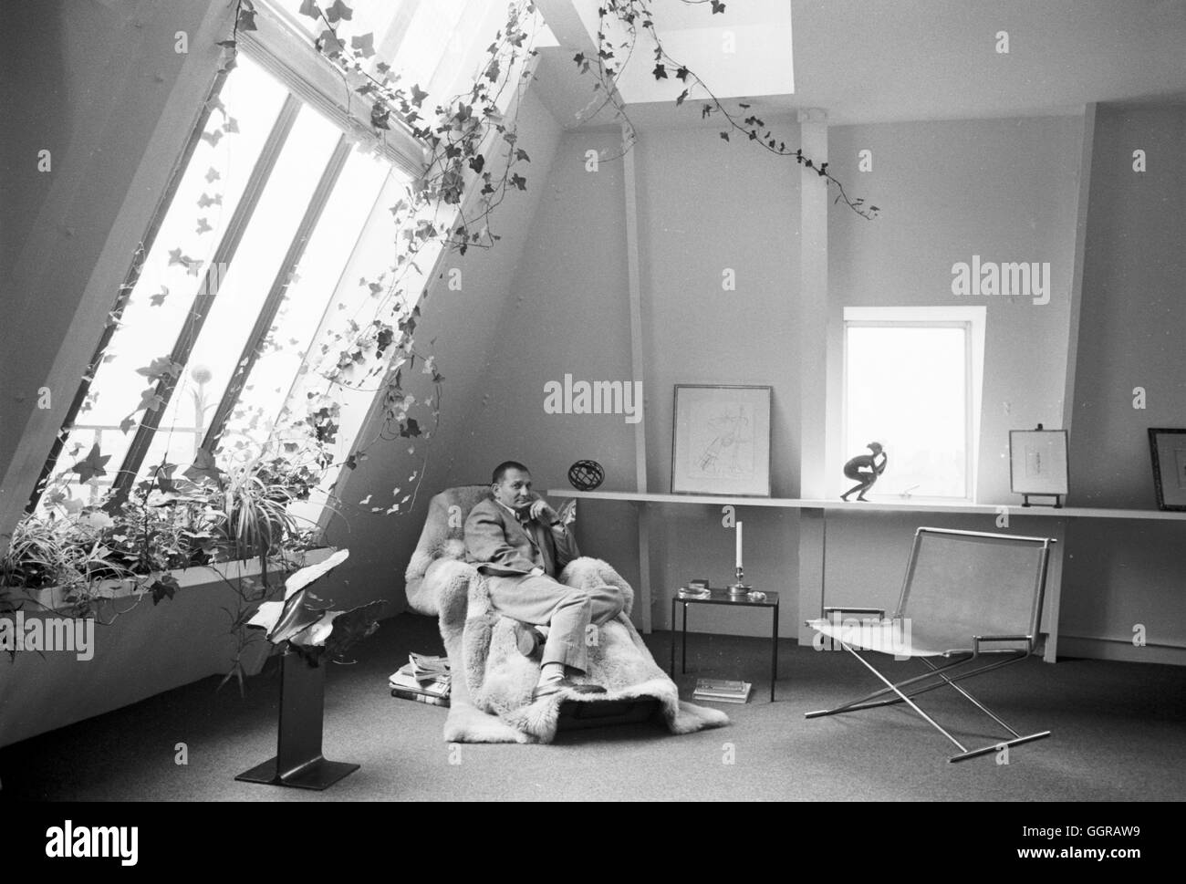 Ward Bennett in seiner Wohnung in das Dakota-Apartmenthaus, 1963. Stockfoto