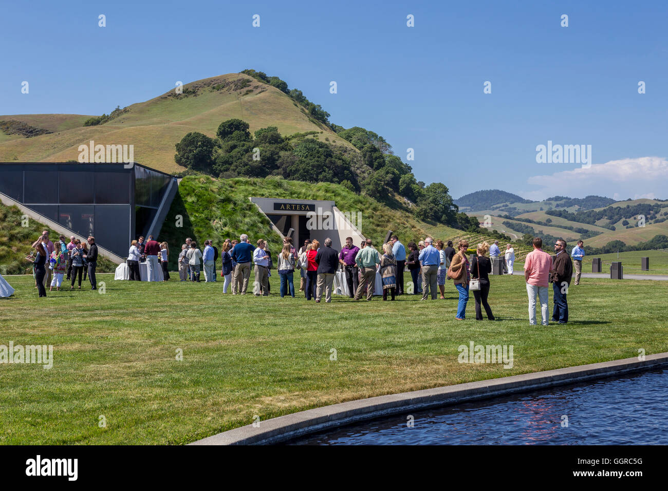 Leute, Touristen, Weinprobe, Artesa Weinberge und Weinkeller, Carneros region, Napa Valley, Kalifornien, USA Stockfoto