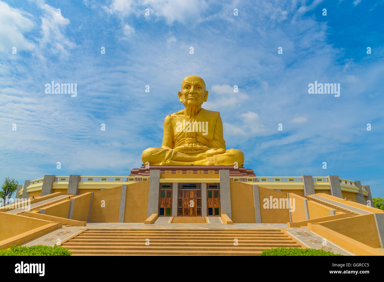 Die große Statue Luang Phor Thuad in Ang Thong, Thailand. (Buddhistischer Mönch) Stockfoto