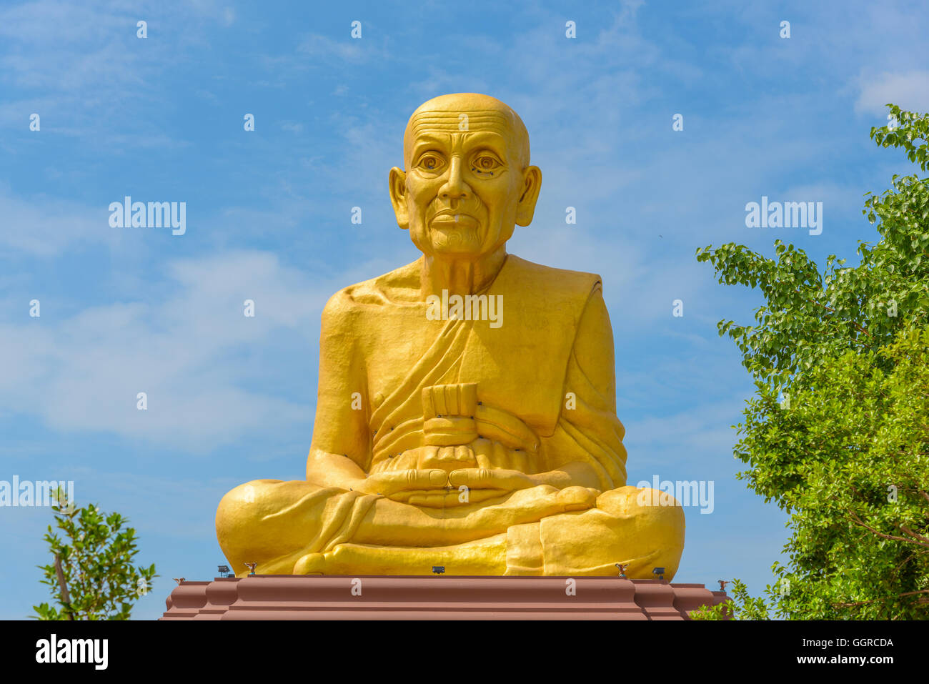 Die große Statue Luang Phor Thuad in Ang Thong, Thailand. (Buddhistischer Mönch) Stockfoto