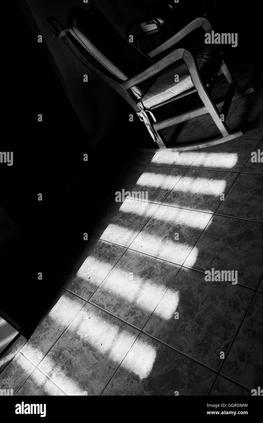 Etwas Licht führen die Augen zu einem leeren Stuhl. Stockfoto