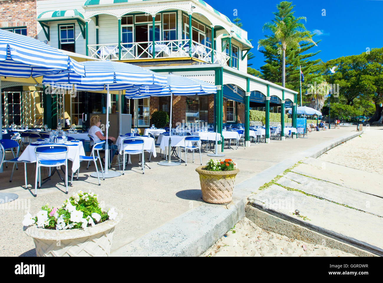 Watson Bay und Marine Parade in Vaucluse in Sydney an einem klaren sonnigen Tag mit Doyles am Strand auf der linken Seite. Stockfoto