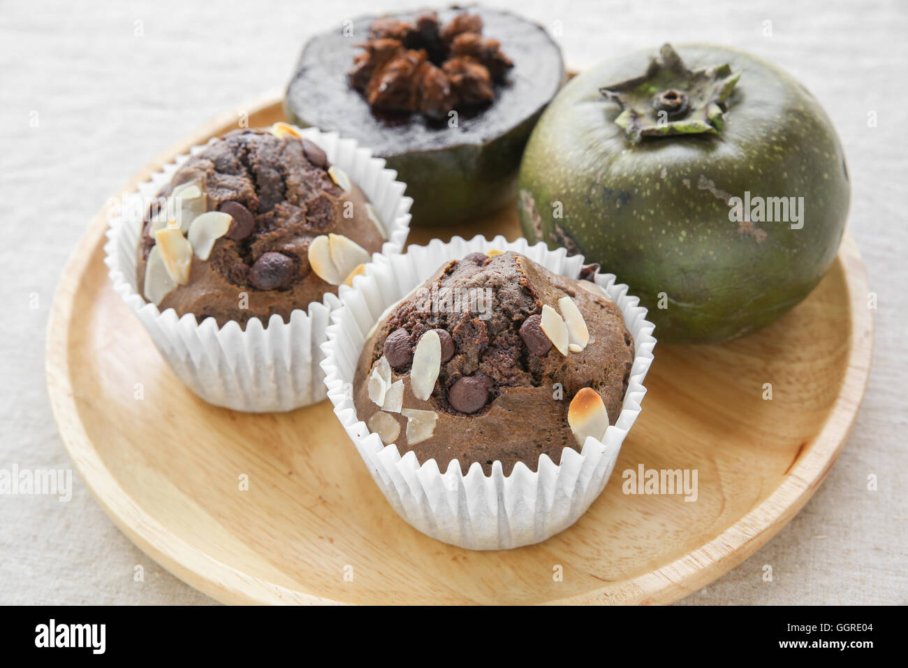 Hausgemachte Muffins gemacht aus schwarzer Sapote Schokoladenpudding Frucht in Holzplatte Stockfoto